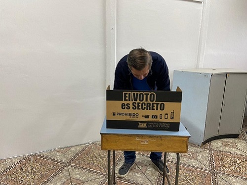 Hombre votando.