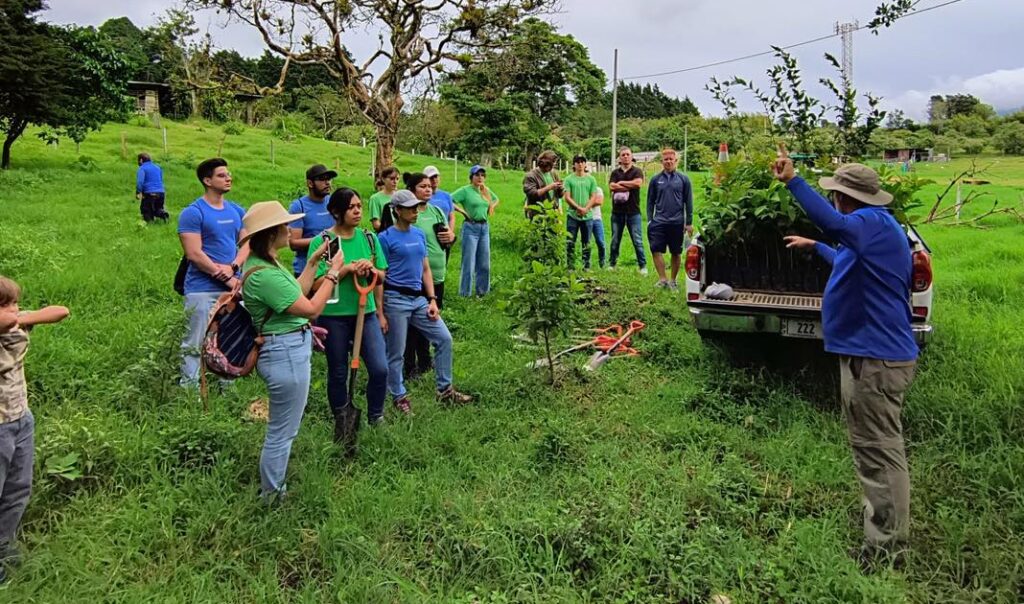 Personas reunidas en un espacio verde, tienen ropa de jardinería